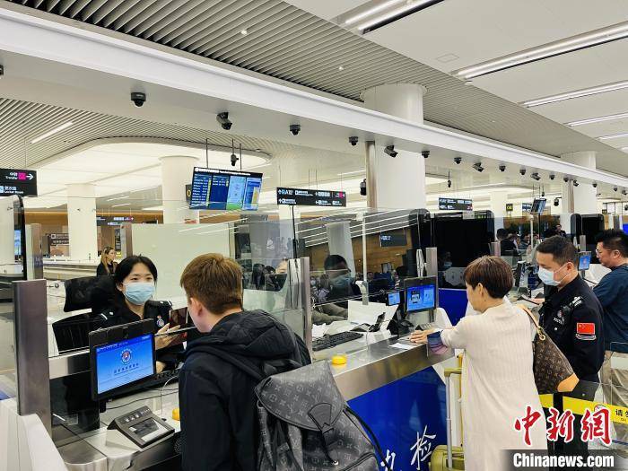 成都天府國(guó)際機(jī)場(chǎng)出入境服務(wù)持續(xù)升級(jí)，年吞吐量突破367萬(wàn)人次